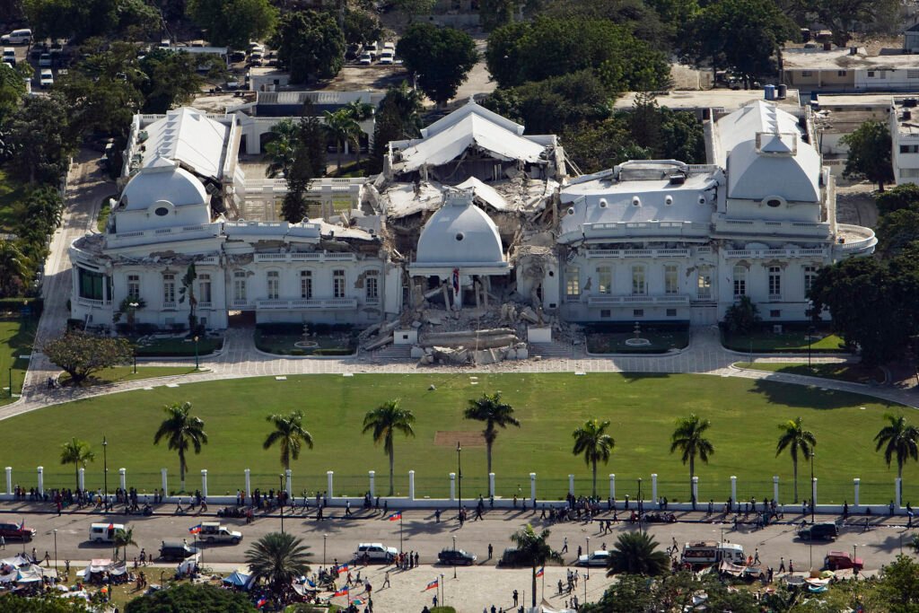 The Haitian national palace shows heavy damage after an earthquake measuring 7 plus on the Richter scale rocked Port au Prince Haiti just before 5 pm yesterday, January 12, 2009. Crédit: Logan Abassi / UNDP Global