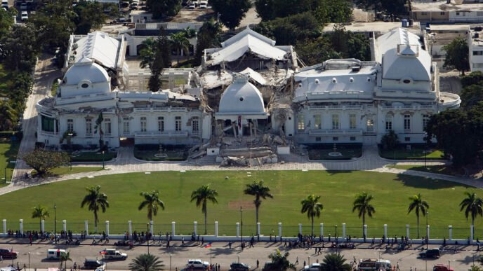 The Haitian national palace shows heavy damage after an earthquake measuring 7 plus on the Richter scale rocked Port au Prince Haiti just before 5 pm yesterday, January 12, 2009. Crédit: Logan Abassi / UNDP Global