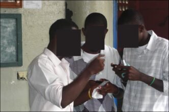 des élèves qui comparent les reponses recues à partir de leur portable.