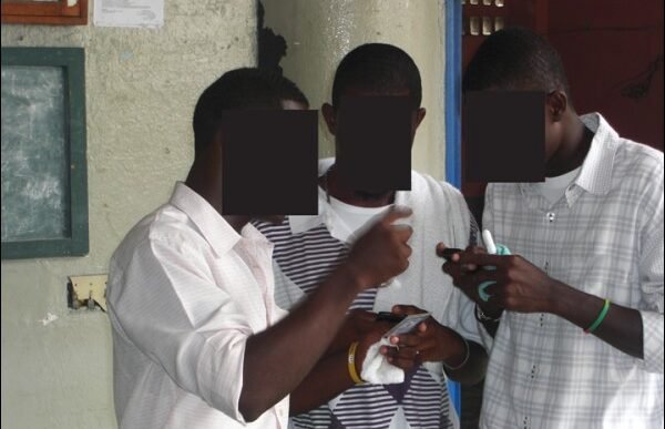 des élèves qui comparent les reponses recues à partir de leur portable.