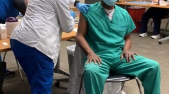 Dr Laborde entrain de se faire vacciner contre la Covid-19.