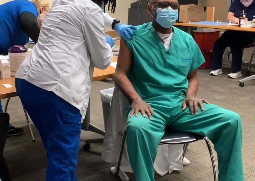 Dr Laborde entrain de se faire vacciner contre la Covid-19.