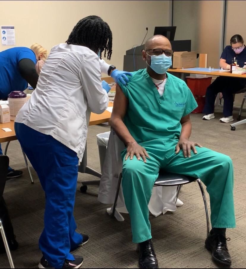 Dr Laborde entrain de se faire vacciner contre la Covid-19.