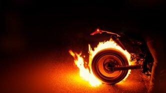 Pneus Moto en feu CC0/ Michael W.