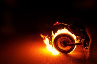Pneus Moto en feu CC0/ Michael W.
